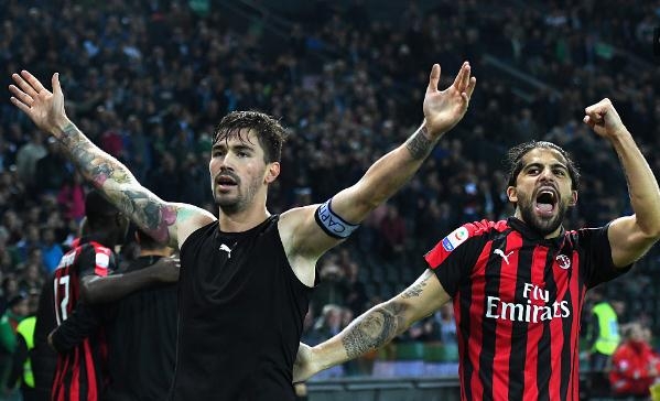  AC米兰防线送礼遭绝杀  